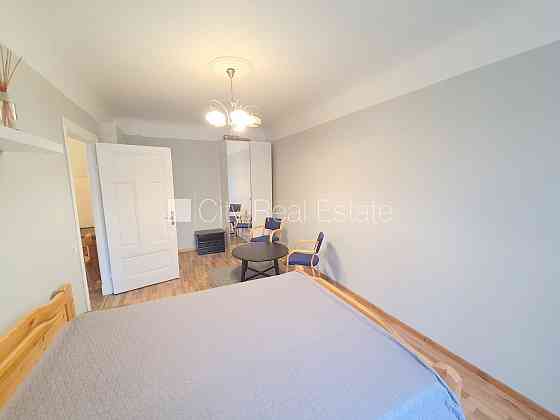 Фасадный дом, закрытый двор, вход с улицы, окна выходят во двор, изолированная Rīga