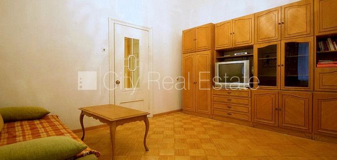 Vieta automašīnai, viena istaba izolēta, istabas caurstaigājamas, augstie griesti, kamīns, Rīga - foto 10