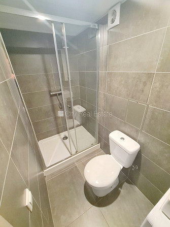 Pagalma ēka, renovēta māja, slēgts pagalms, ieeja no pagalma, kāpņu telpa pēc kapitālā Rīga - foto 12