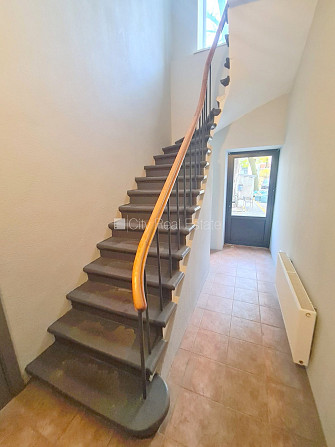 Pagalma ēka, renovēta māja, slēgts pagalms, ieeja no pagalma, kāpņu telpa pēc kapitālā Rīga - foto 16