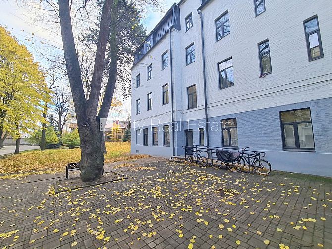 Pagalma ēka, renovēta māja, slēgts pagalms, ieeja no pagalma, kāpņu telpa pēc kapitālā Rīga - foto 18