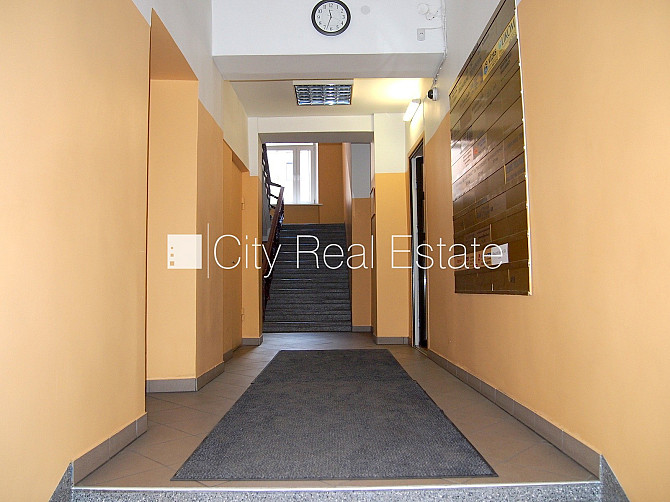 Фасадный дом, реновированный дом, вход с улицы, лестничная клетка после Рига - изображение 6