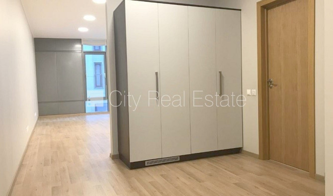 Новостройка, фасадный дом, благоустроенная озеленённая территория, подъездная Рига - изображение 11