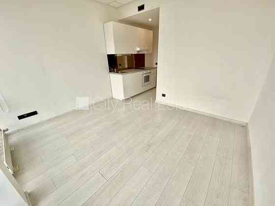 Фасадный дом, реновированный дом, закрытый двор, вход с улицы, лестничная клетка Rīga