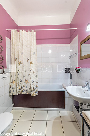 Fasādes māja, renovēta māja, ir lifts, kāpņu telpa pēc kapitālā remonta, viena istaba Rīga - foto 12