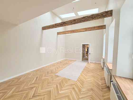 Земля в собственности, здание во дворе, фасадный дом, реновированный дом, Рига