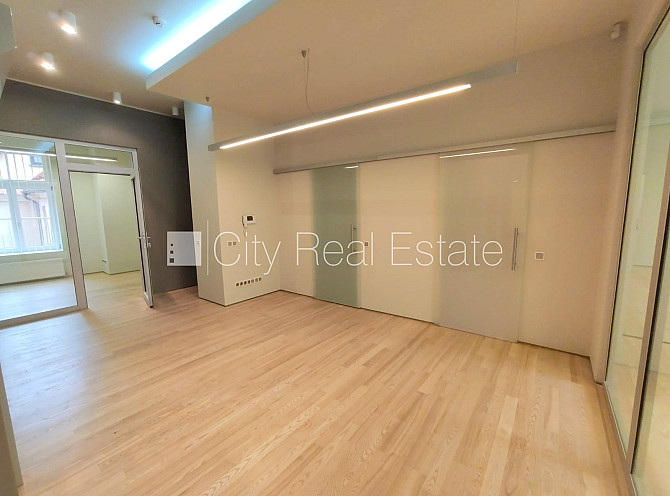 Fasādes māja, renovēta māja, slēgts pagalms, ieeja no ielas, kāpņu telpa pēc kapitālā Rīga - foto 8