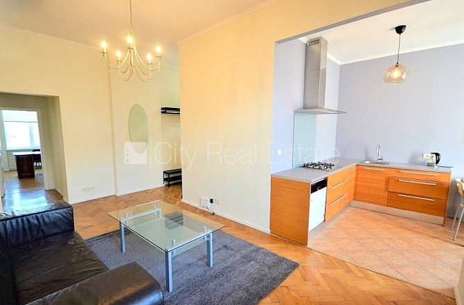 Fasādes māja, renovēta māja, labiekārtots apzaļumots pagalms, teritorijas iebrauktuves vārti Rīga - foto 3