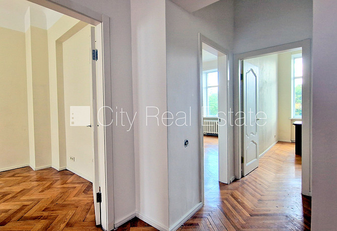 Fasādes māja, renovēta māja, labiekārtots apzaļumots pagalms, teritorijas iebrauktuves vārti Rīga - foto 8