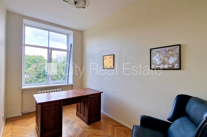 Fasādes māja, renovēta māja, labiekārtots apzaļumots pagalms, teritorijas iebrauktuves vārti Rīga - foto 13