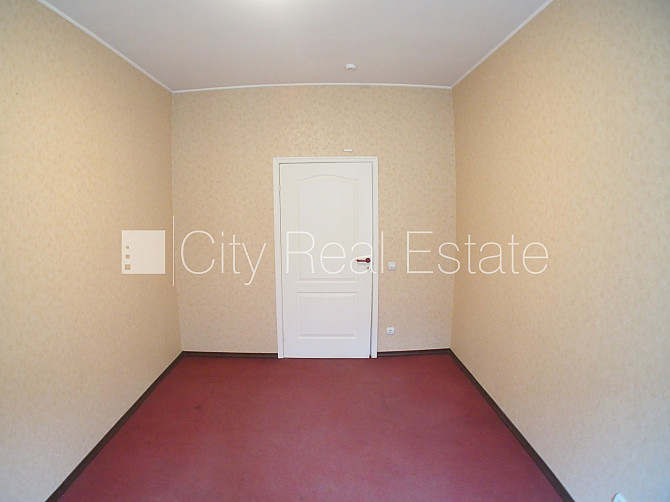 Fasādes māja, ieeja no ielas, ir lifts, kāpņu telpa pēc kosmētiskā remonta, logi vērsti uz Rīga - foto 4