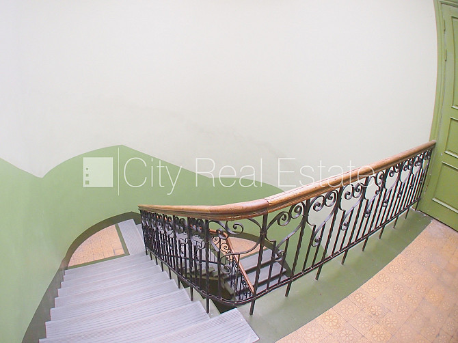 Fasādes māja, ieeja no ielas, ir lifts, kāpņu telpa pēc kosmētiskā remonta, logi vērsti uz Rīga - foto 12