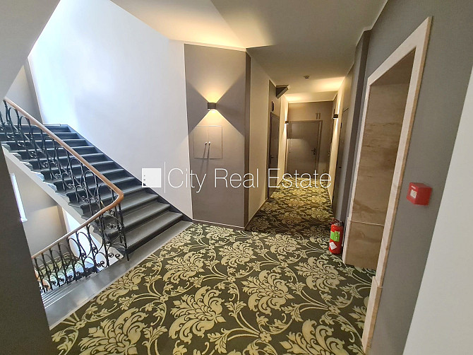 Fasādes māja, renovēta māja, slēgts pagalms, ieeja no pagalma, ir lifts, kāpņu telpa pēc Rīga - foto 17