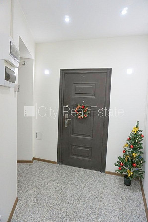 Фасадный дом, вход с улицы, лифт, лестничная клетка после капитального ремонта, Рига - изображение 14