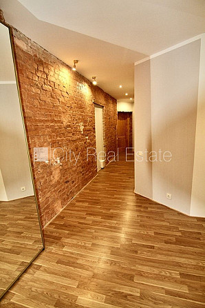 Pagalma māja, renovēta māja, ieeja no ielas, kāpņu telpa pēc kapitālā remonta, logi vērsti Rīga - foto 8