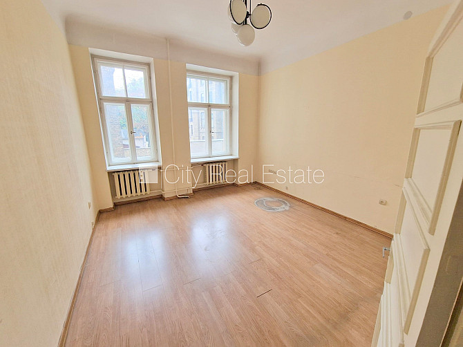 Fasādes māja, renovēta māja, ieeja no ielas, ir lifts, kāpņu telpa pēc kosmētiskā remonta, Rīga - foto 5