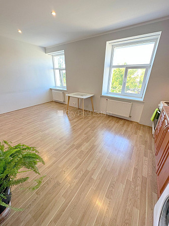 Pagalma ēka, renovēta māja, slēgta teritorija, ieeja no ielas un pagalma, kāpņu telpa pēc Rīga - foto 2