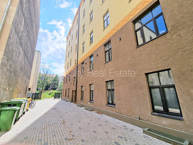 Fasādes māja, renovēta māja, slēgts pagalms, ieeja no ielas, mansards, ir lifts, kāpņu telpa Rīga - foto 17