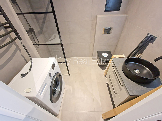 Fasādes māja, renovēta māja, slēgts pagalms, ieeja no ielas, mansards, ir lifts, kāpņu telpa Rīga - foto 9