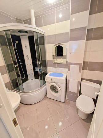 Фасадный дом, закрытый двор, вход со двора, лифт, окна выходят на улицу, широкий Рига - изображение 20