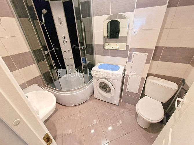 Фасадный дом, закрытый двор, вход со двора, лифт, окна выходят на улицу, широкий Рига - изображение 19