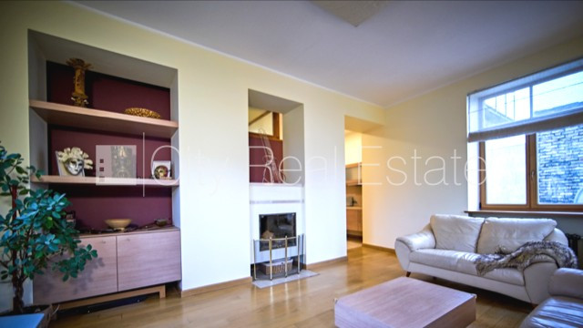 Fasādes māja, renovēta māja, ieeja no ielas, kāpņu telpa pēc kapitālā remonta, logi Rīga - foto 3