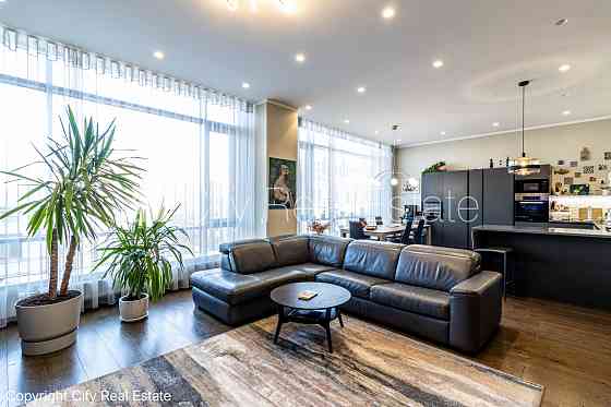 Благоустроенный озеленённый двор, закрытый двор, въездные ворота оснащены Rīga