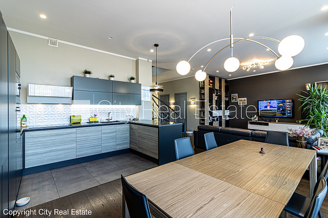 Labiekārtots apzaļumots pagalms, slēgts pagalms, teritorijas iebrauktuves vārti aprīkoti ar Rīga - foto 3