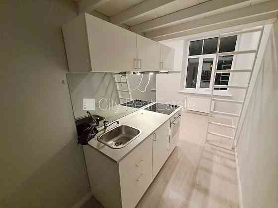 Фасадный дом, реновированный дом, закрытый двор, вход с улицы, лестничная клетка Rīga