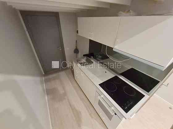 Фасадный дом, реновированный дом, закрытый двор, вход с улицы, лестничная клетка Rīga