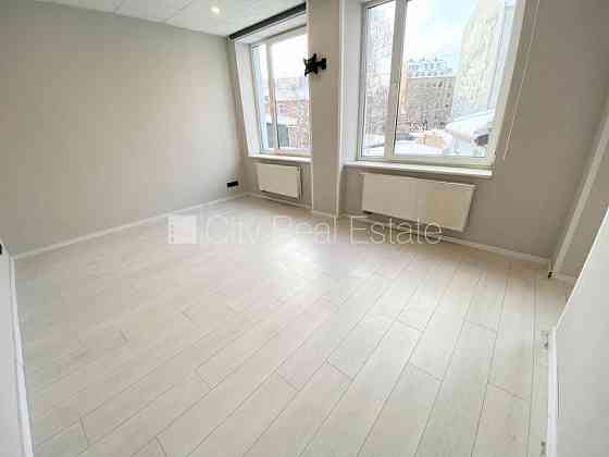 Фасадный дом, реновированный дом, вход с улицы, лифт, лестничная клетка после Rīga