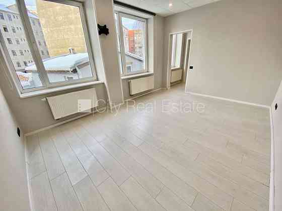 Фасадный дом, реновированный дом, вход с улицы, лифт, лестничная клетка после Rīga