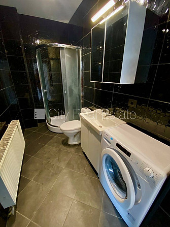 Fasādes māja, renovēta māja, ieeja no ielas, ir lifts, kāpņu telpa pēc kapitālā remonta, Rīga - foto 11