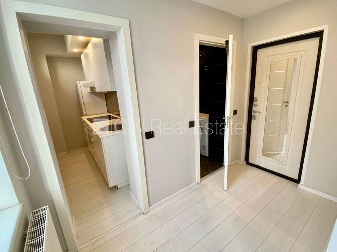 Fasādes māja, renovēta māja, ieeja no ielas, ir lifts, kāpņu telpa pēc kapitālā remonta, Rīga - foto 5