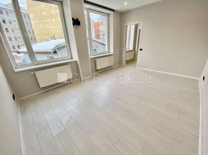 Fasādes māja, renovēta māja, ieeja no ielas, ir lifts, kāpņu telpa pēc kapitālā remonta, Rīga - foto 1