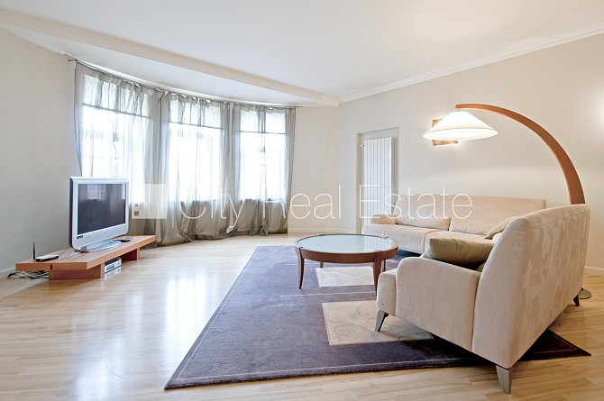 Fasādes māja, restaurēta māja, ieeja no ielas, ir lifts, kāpņu telpa pēc kosmētiskā Rīga - foto 4