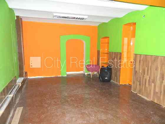 Фасадный дом, реновированный дом, место для машины, вход с улицы, полуподвал, окна Рига