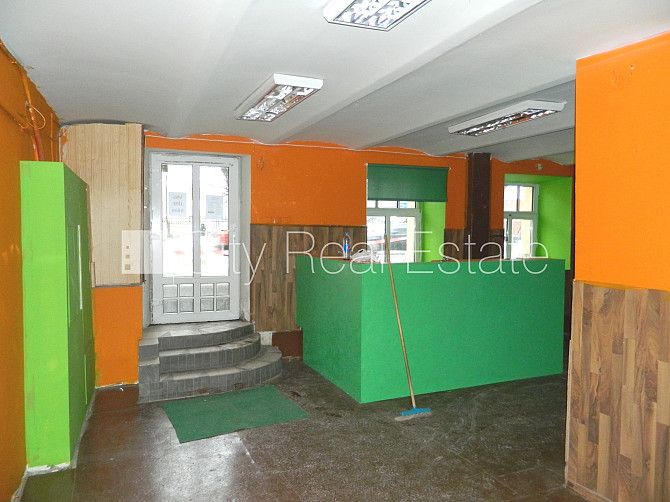 Фасадный дом, реновированный дом, место для машины, вход с улицы, полуподвал, окна Рига - изображение 7