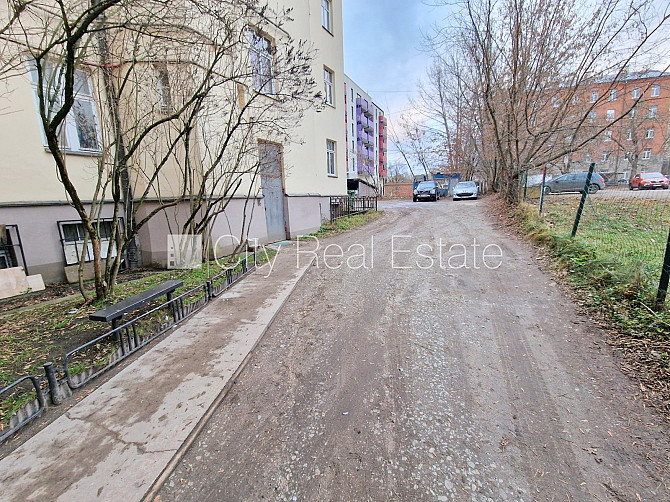 Фасадный дом, реновированный дом, место для машины, вход с улицы, полуподвал, окна Рига - изображение 19