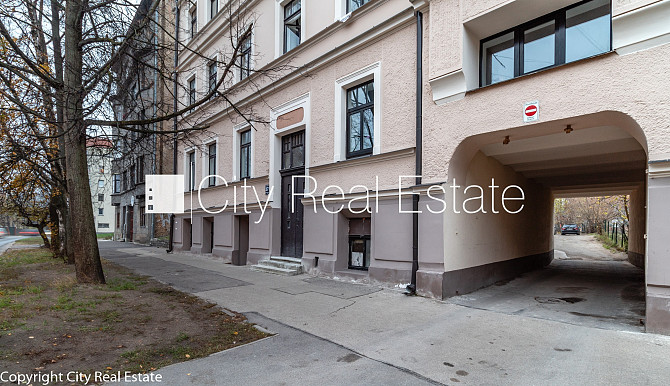 Фасадный дом, реновированный дом, место для машины, вход с улицы, полуподвал, окна Рига - изображение 1