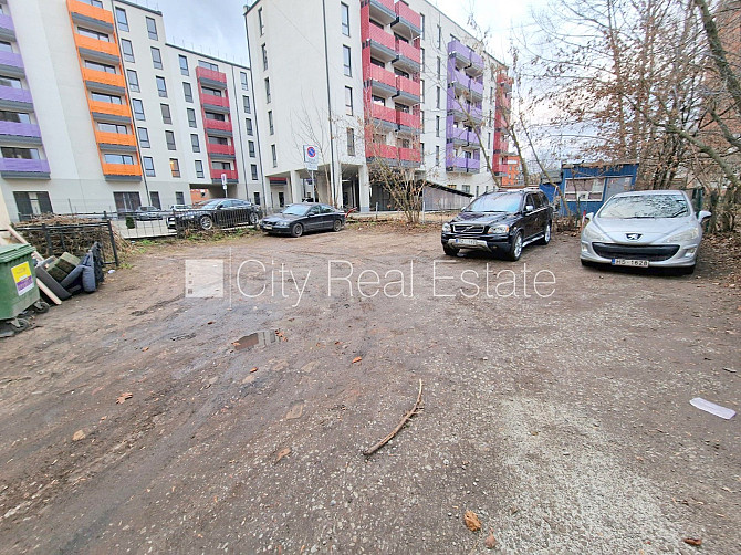 Фасадный дом, реновированный дом, место для машины, вход с улицы, полуподвал, окна Рига - изображение 17