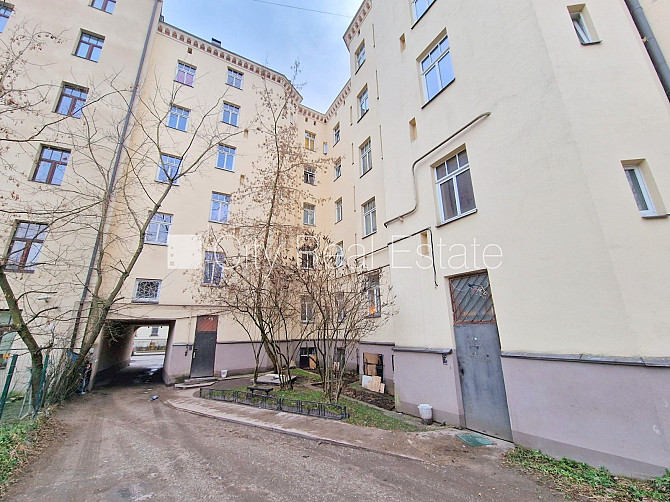 Фасадный дом, реновированный дом, место для машины, вход с улицы, полуподвал, окна Рига - изображение 16