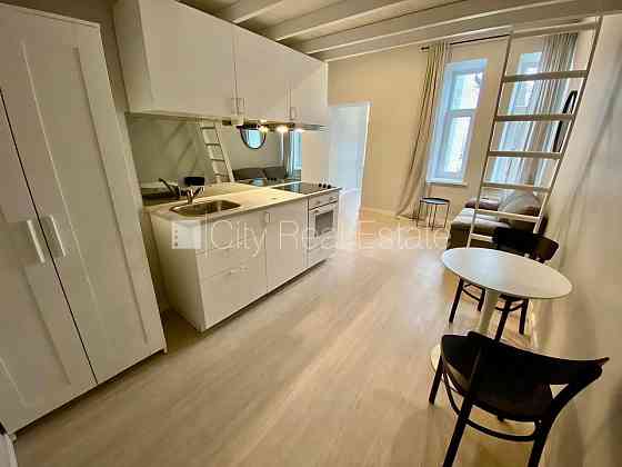 Фасадный дом, реновированный дом, вход с улицы, лестничная клетка после Rīga