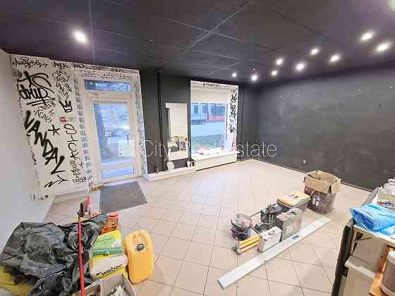 Фасадный дом, закрытый двор, место для машины, вход с улицы, окна выходят на улицу, Рига