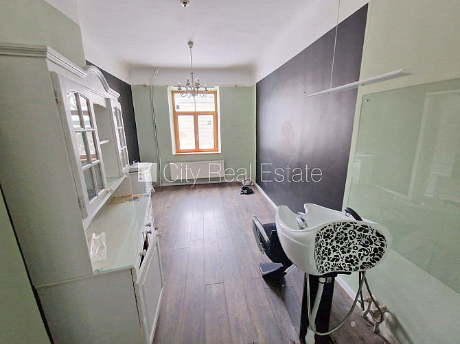 Фасадный дом, закрытый двор, место для машины, вход с улицы, окна выходят на улицу, Рига - изображение 18