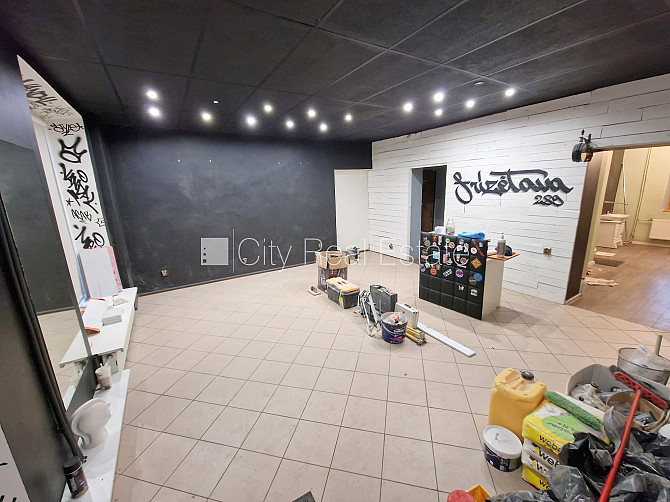 Фасадный дом, закрытый двор, место для машины, вход с улицы, окна выходят на улицу, Рига - изображение 8