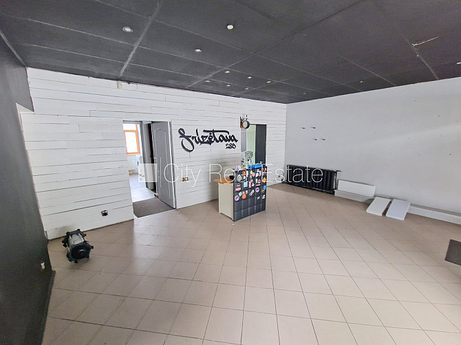 Фасадный дом, закрытый двор, место для машины, вход с улицы, окна выходят на улицу, Рига - изображение 17