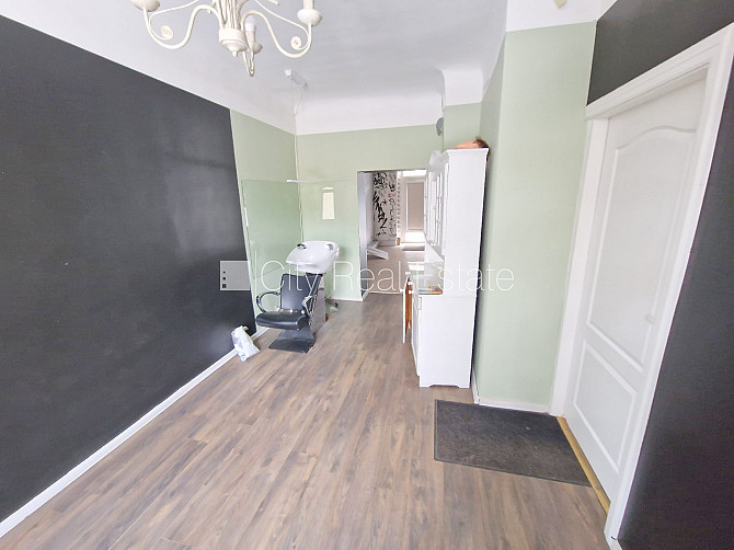 Фасадный дом, закрытый двор, место для машины, вход с улицы, окна выходят на улицу, Рига - изображение 20