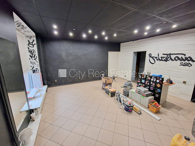 Фасадный дом, закрытый двор, место для машины, вход с улицы, окна выходят на улицу, Рига - изображение 13