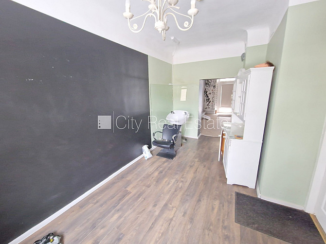 Фасадный дом, закрытый двор, место для машины, вход с улицы, окна выходят на улицу, Рига - изображение 19